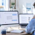 Utiliser ChatGPT comme Google : le mauvais réflexe, et la bonne façon de t'en servir 3 Homme de dos travaillant sur deux écrans avec une interface de discussion de type ChatGPT ouverte.